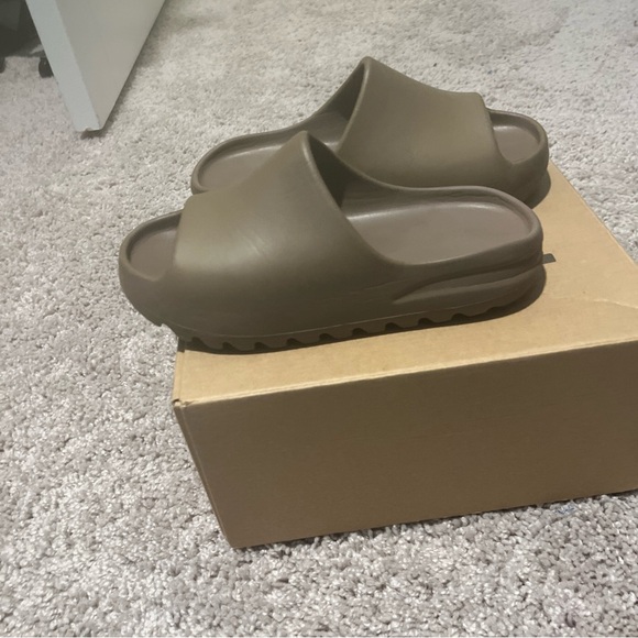yeezy slide, earth brown color way - Picture 7 of 10